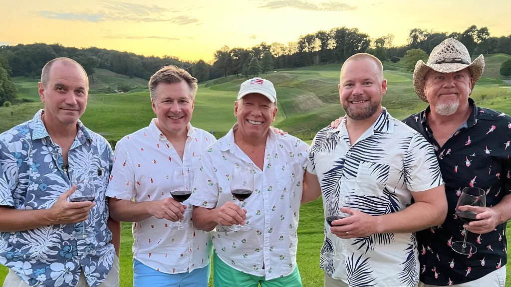 Jimmy and The Parrots – A Parrot Holiday Party!