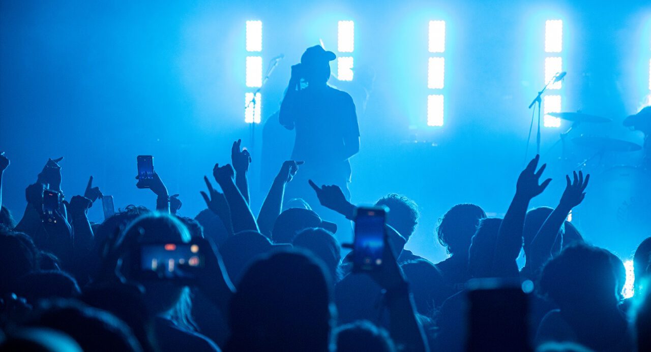 Concerts_fullbg_crowd_blue_1440x780