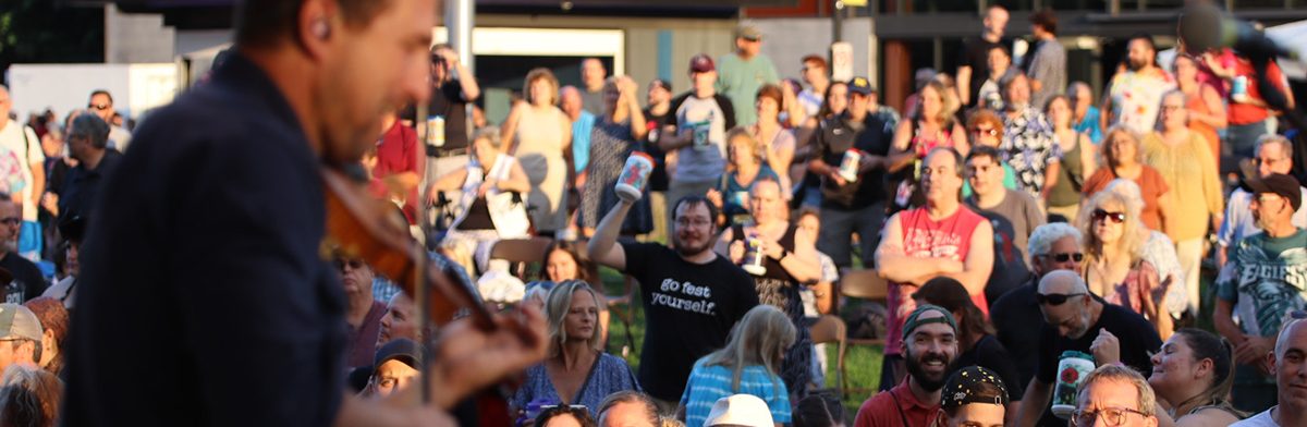 HEADER_crowd_levitt_1200x392