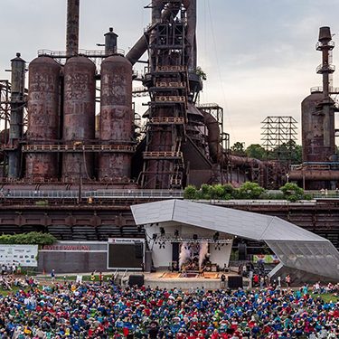 PIC_levitt-crowd-day_850x850